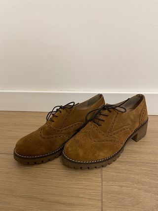 Zapatos de ante con cordones y tacón