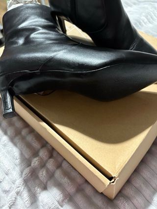 Botín tacón piel Zara negro