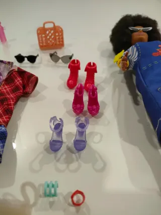 Barbie con Ropa y Accesorios