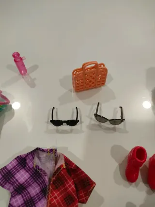 Barbie con Ropa y Accesorios