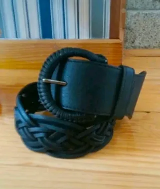 Cinturón ancho trenzado negro Stradivarius