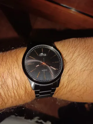 Reloj Lotus Negro y Dorado
