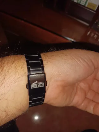 Reloj Lotus Negro y Dorado