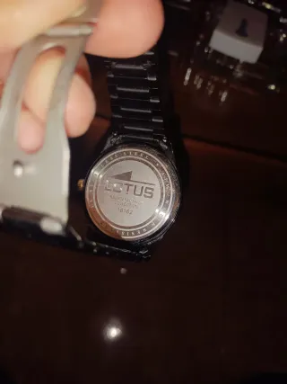 Reloj Lotus Negro y Dorado