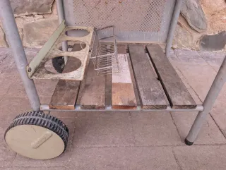 Barbacoa con ruedas y mesas laterales