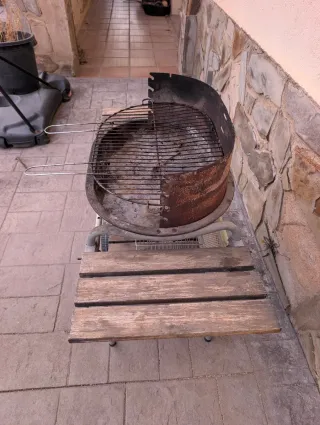 Barbacoa con ruedas y mesas laterales