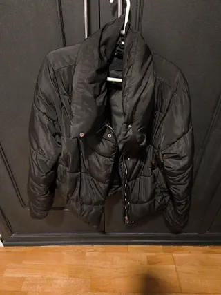 Cazadora negra acolchada