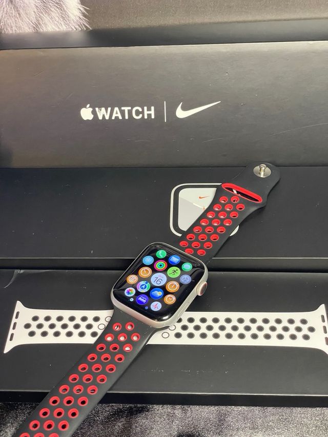Apple Watch Nike+ Series 6 LTE in alluminio argento
