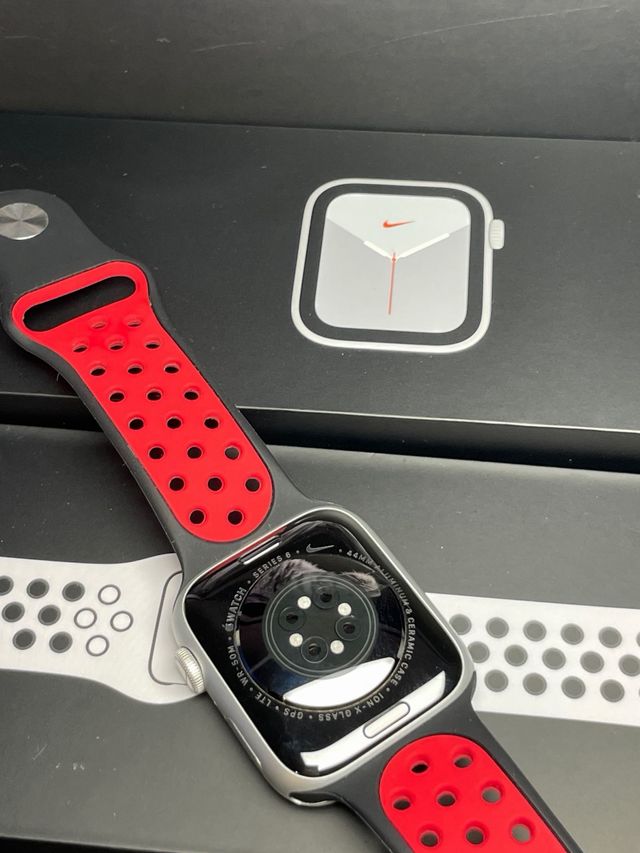 Apple Watch Nike+ Series 6 LTE in alluminio argento