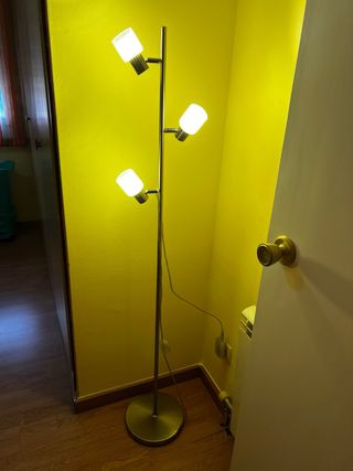 Lámpara de pie dorada con 3 focos