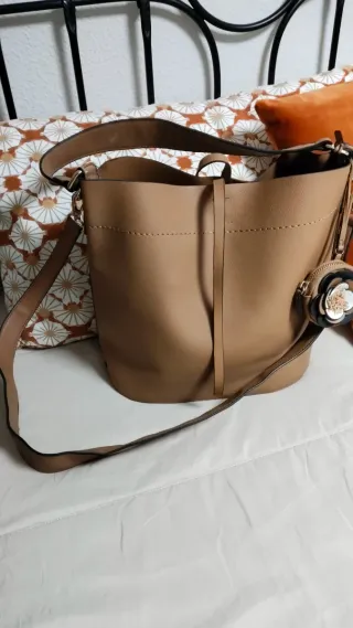 Bolso cubo símil piel beige