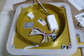 Luminária LED quadrada amarela