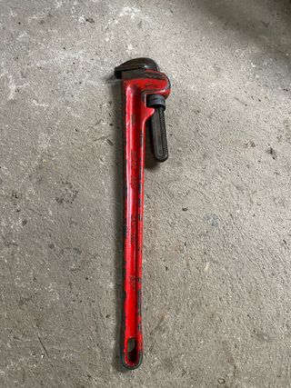 Llave de fontanero roja, marca súper ego.