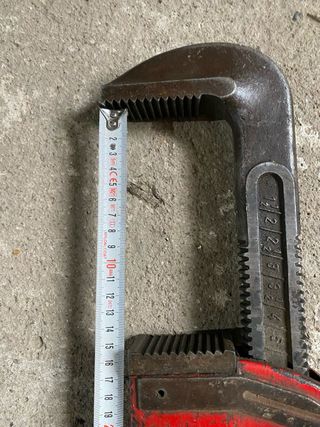 Llave de fontanero roja, marca súper ego.