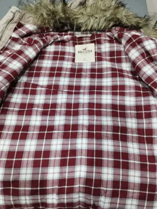 Chaqueta con capucha y pelo beige