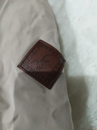 Chaqueta con capucha y pelo beige