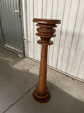 Peana de madera tallada antigua