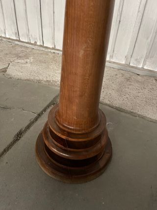 Peana de madera tallada antigua