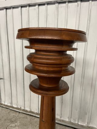 Peana de madera tallada antigua