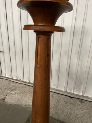 Peana de madera tallada antigua