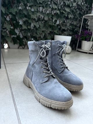 Botas grises nuevas
