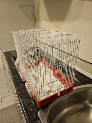 Jaula de cría blanca y roja