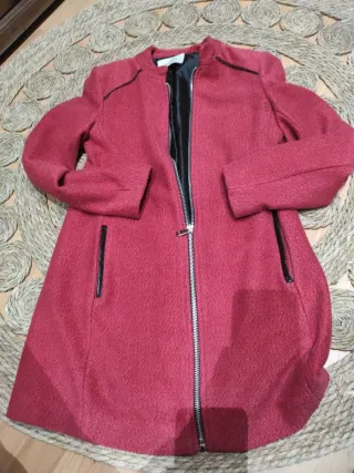 Abrigo rojo impecable