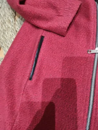 Abrigo rojo impecable