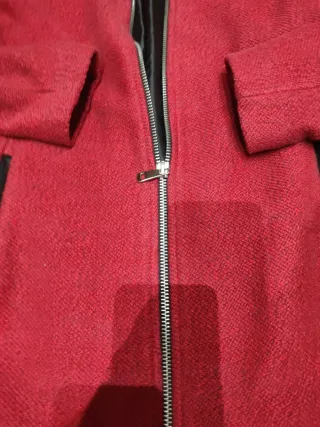 Abrigo rojo impecable