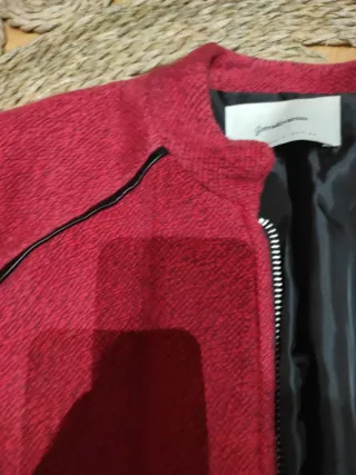 Abrigo rojo impecable