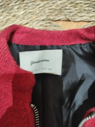 Abrigo rojo impecable