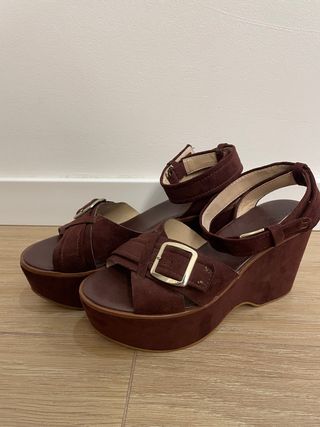 Zapatos plataforma ante granate