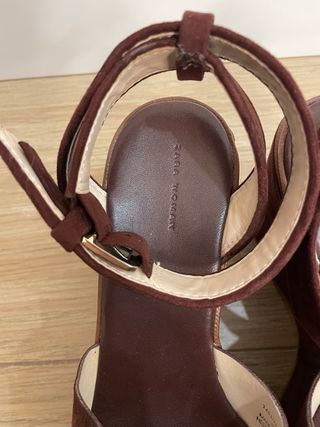 Zapatos plataforma ante granate