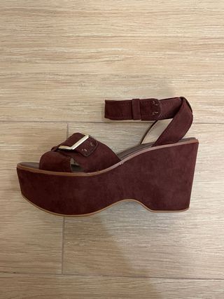 Zapatos plataforma ante granate