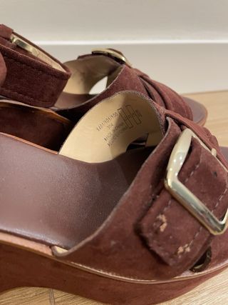 Zapatos plataforma ante granate