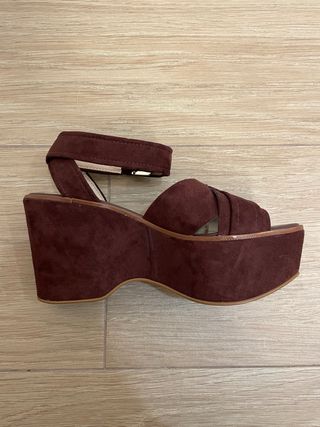 Zapatos plataforma ante granate