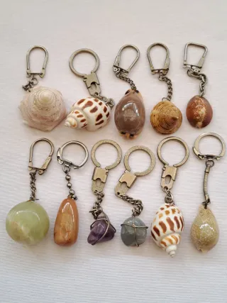 Llaveros caracolas de mar y piedras naturales.