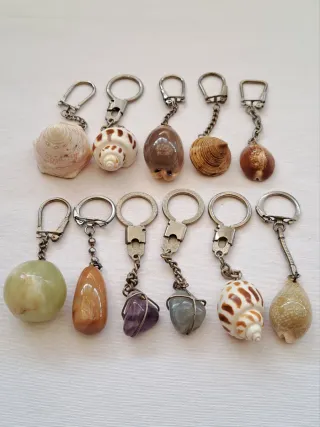 Llaveros caracolas de mar y piedras naturales.