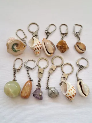 Llaveros caracolas de mar y piedras naturales.