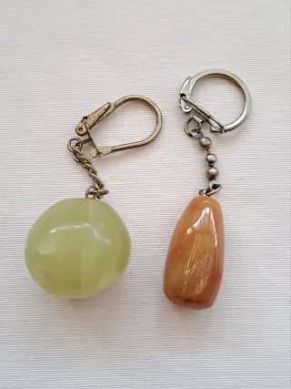 Llaveros caracolas de mar y piedras naturales.