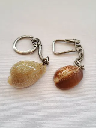 Llaveros caracolas de mar y piedras naturales.