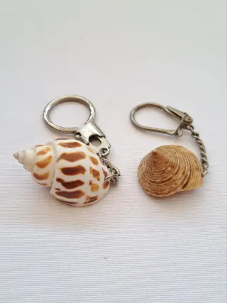 Llaveros caracolas de mar y piedras naturales.