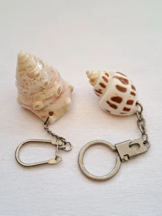 Llaveros caracolas de mar y piedras naturales.