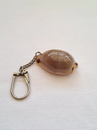 Llaveros caracolas de mar y piedras naturales.