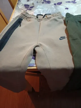 Pantalones de chándal Nike beige y verde