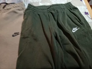 Pantalones de chándal Nike beige y verde