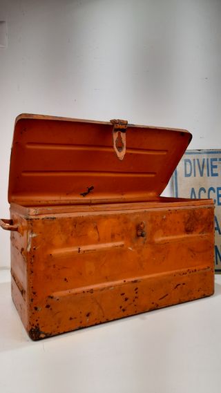 Cassetta metallo vintage arancione