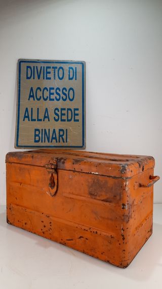 Cassetta metallo vintage arancione