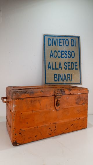 Cassetta metallo vintage arancione