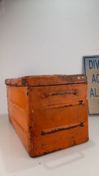 Cassetta metallo vintage arancione